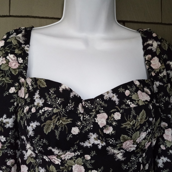Oak and Fort Floral Puff Sleeve Crop Top - Picture 2 of 8